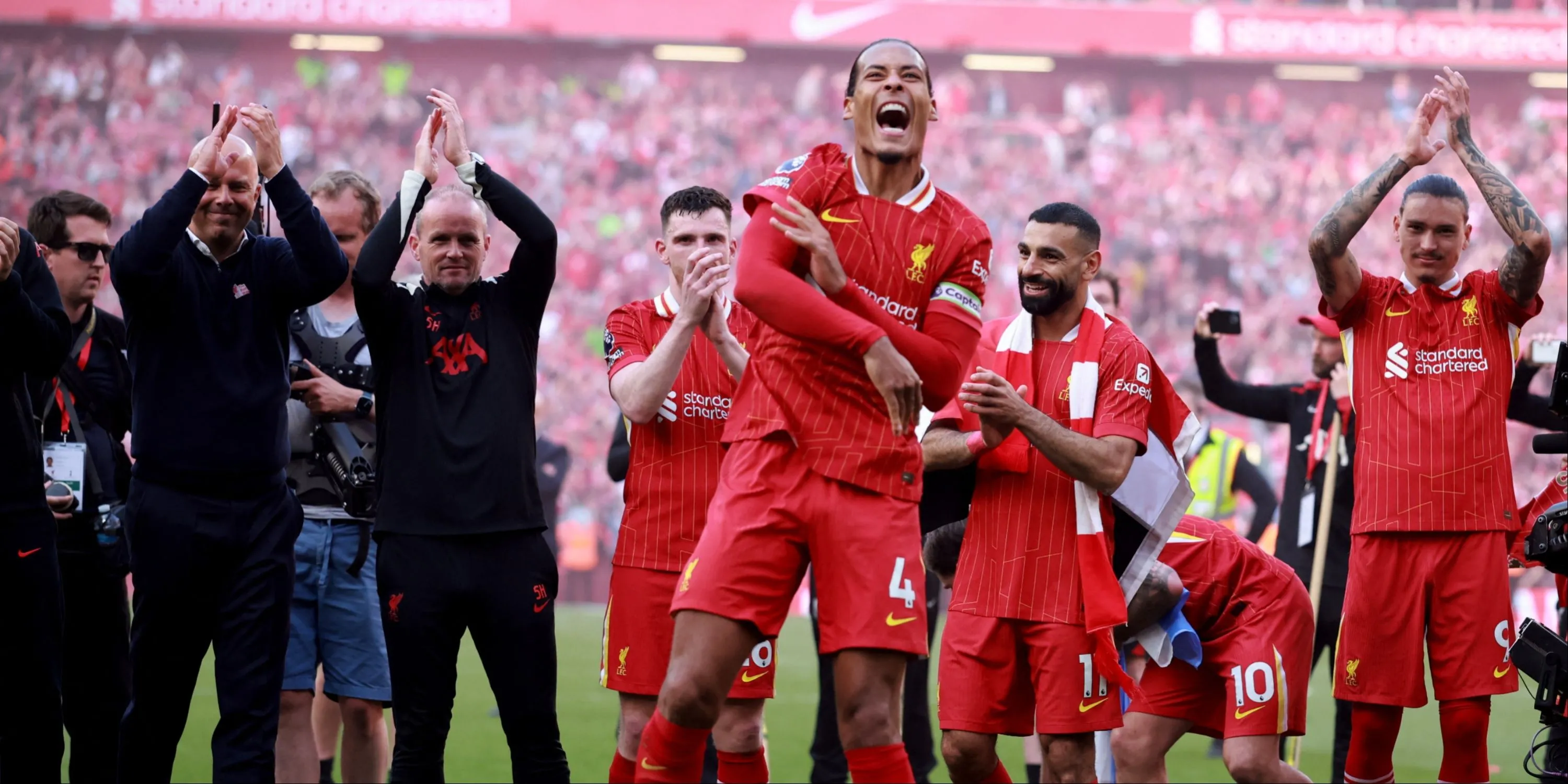 Virgil van Dijk ăn mừng trong màu áo Liverpool sau thành công mùa giải