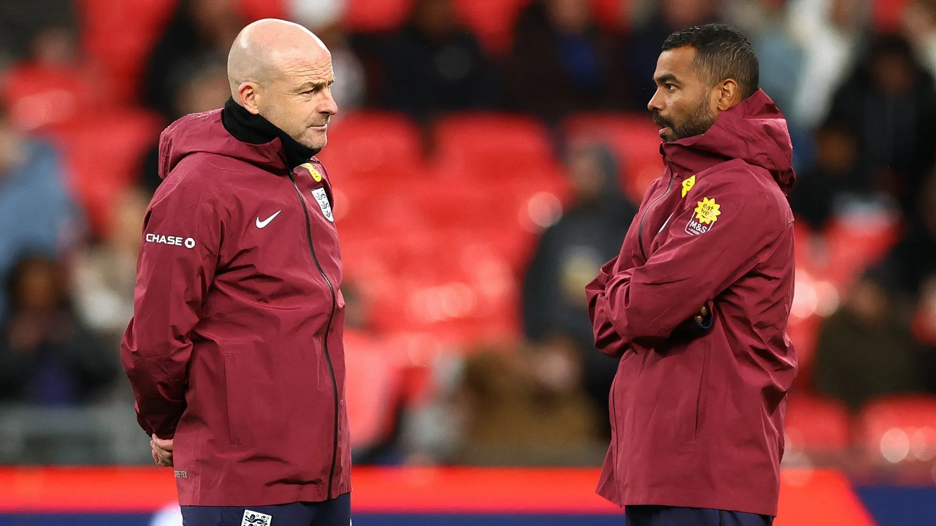 Ashley Cole (phải) trong vai trò trợ lý HLV đội tuyển Anh cùng HLV Lee Carsley
