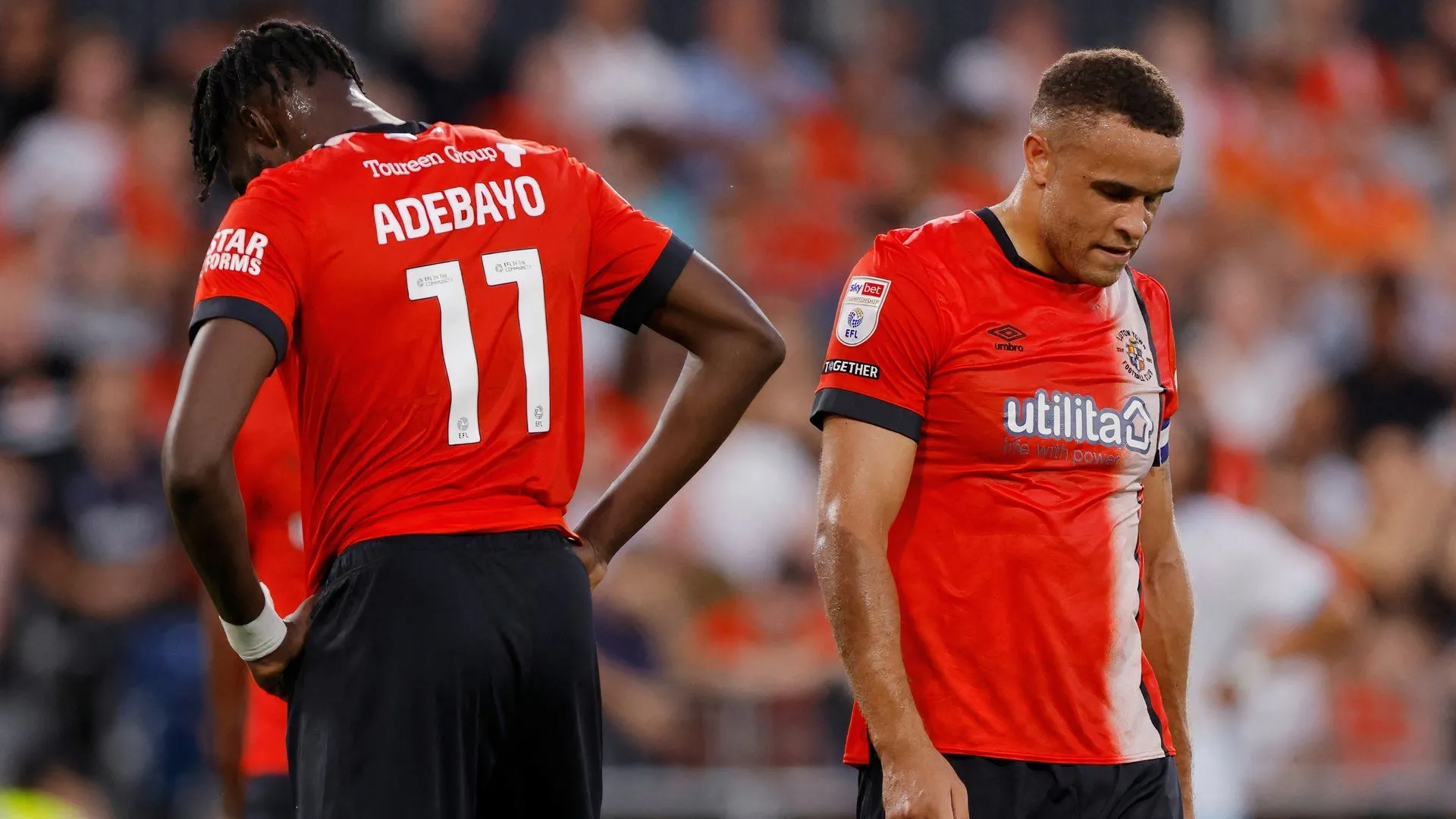 Carlton Morris và Elijah Adebayo của Luton Town