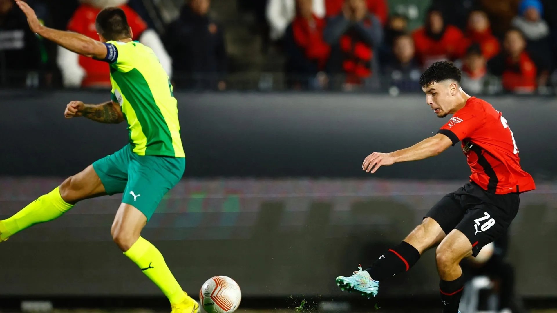 Cầu thủ Matthis Abline trong màu áo FC Nantes trên sân cỏ