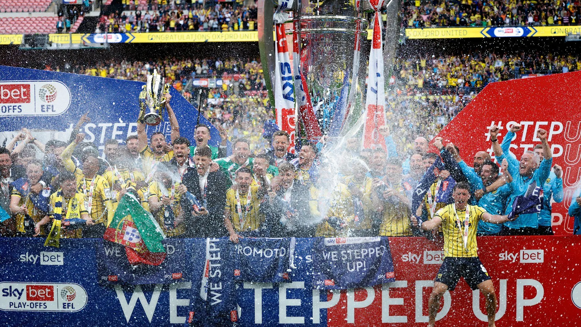 Cầu thủ Oxford United ăn mừng thăng hạng Championship