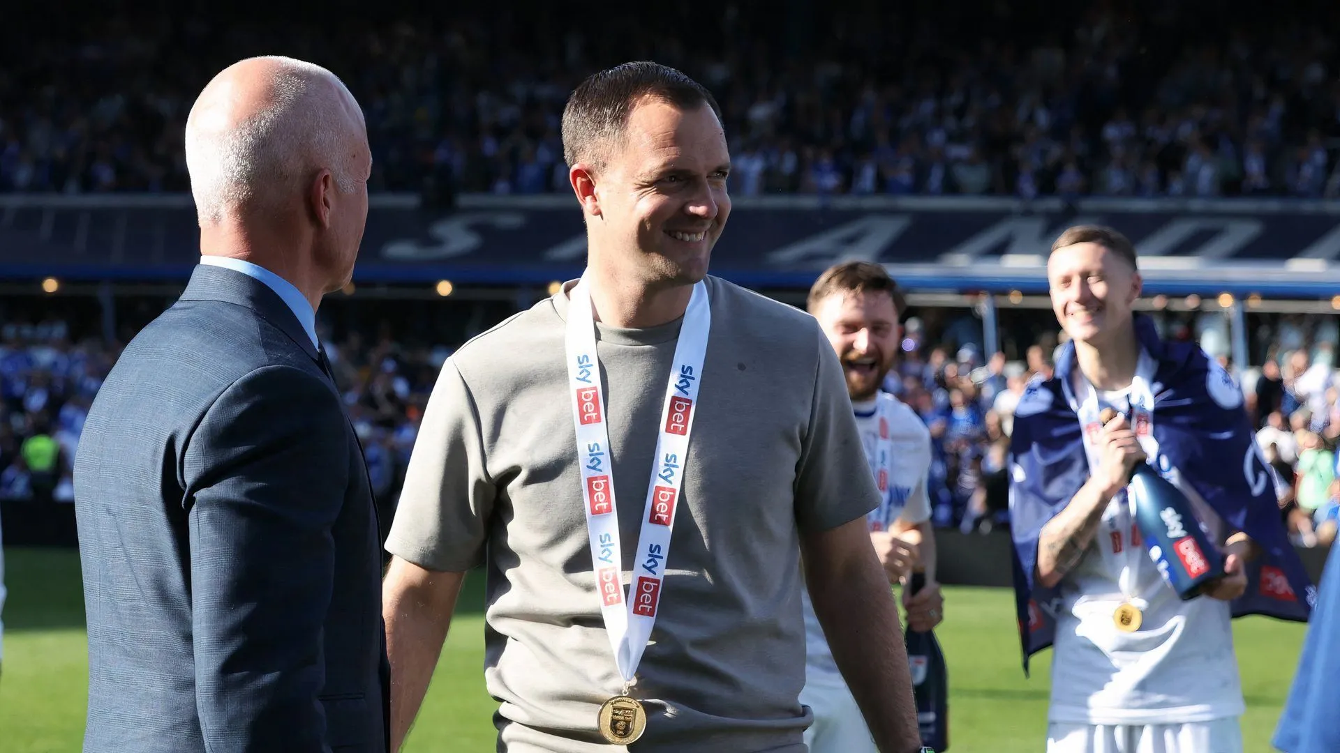 Chris Davies và Tom Wagner ăn mừng chức vô địch League One của Birmingham City
