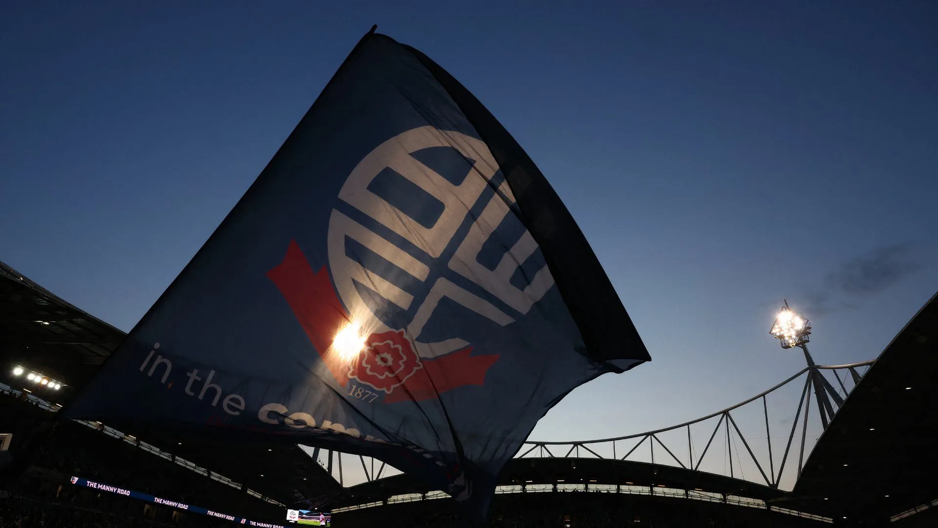 Cờ của câu lạc bộ Bolton Wanderers trên khán đài
