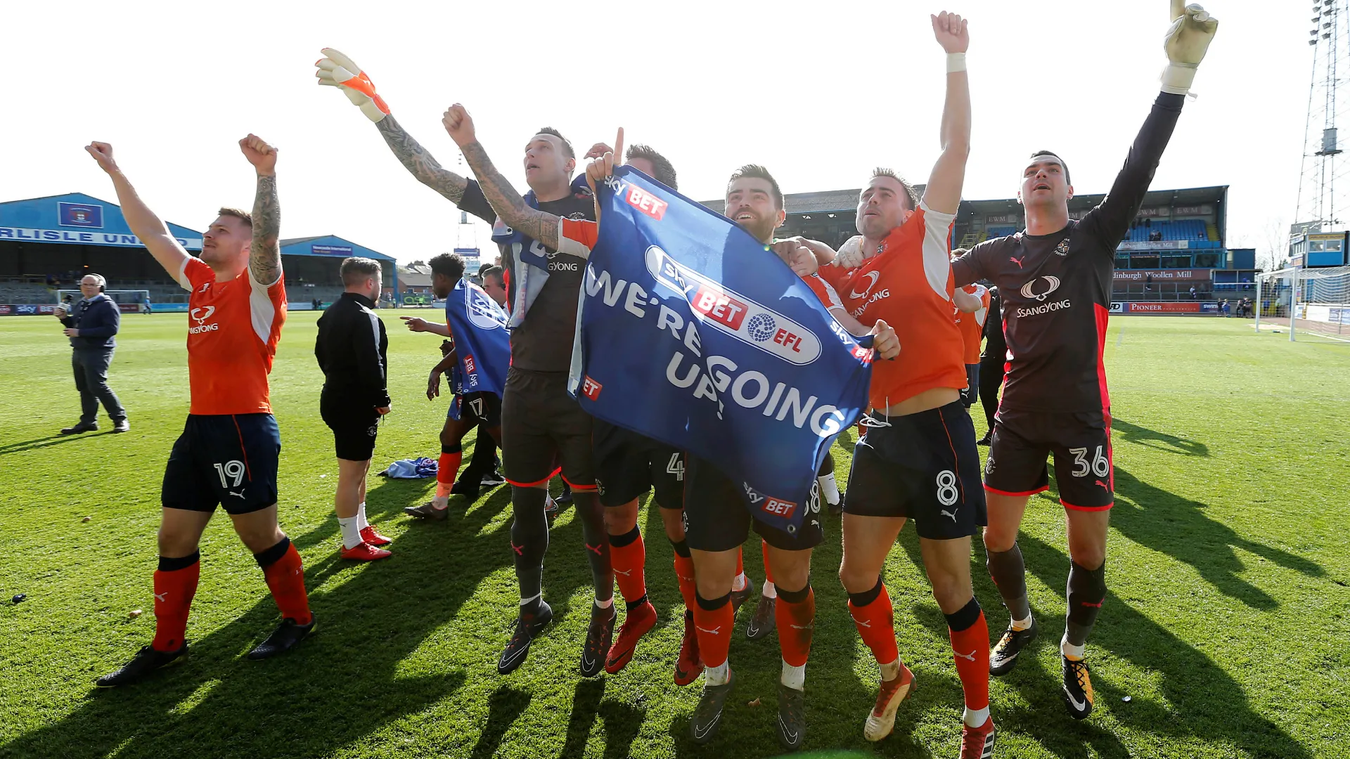 Đội hình Luton Town ăn mừng chiến tích thăng hạng League Two
