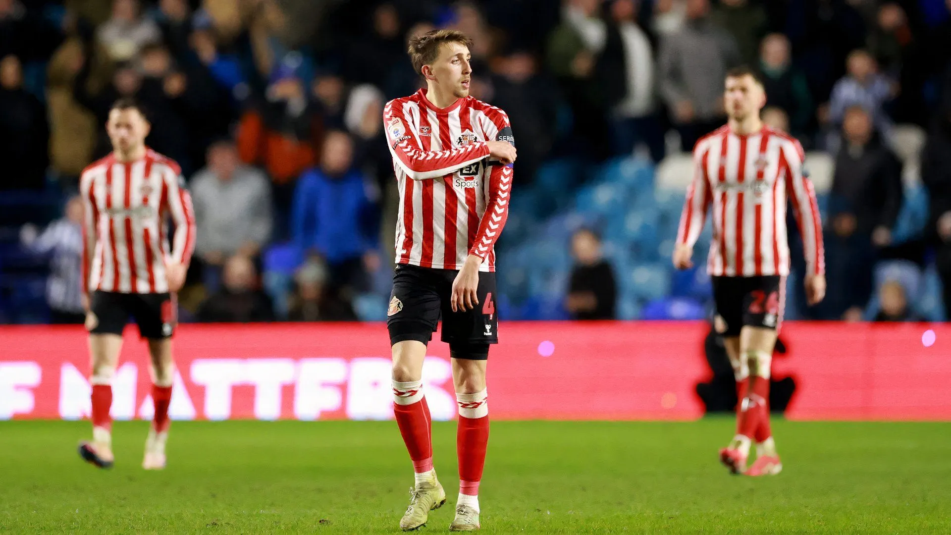 Đội trưởng Sunderland Dan Neil trên sân cỏ