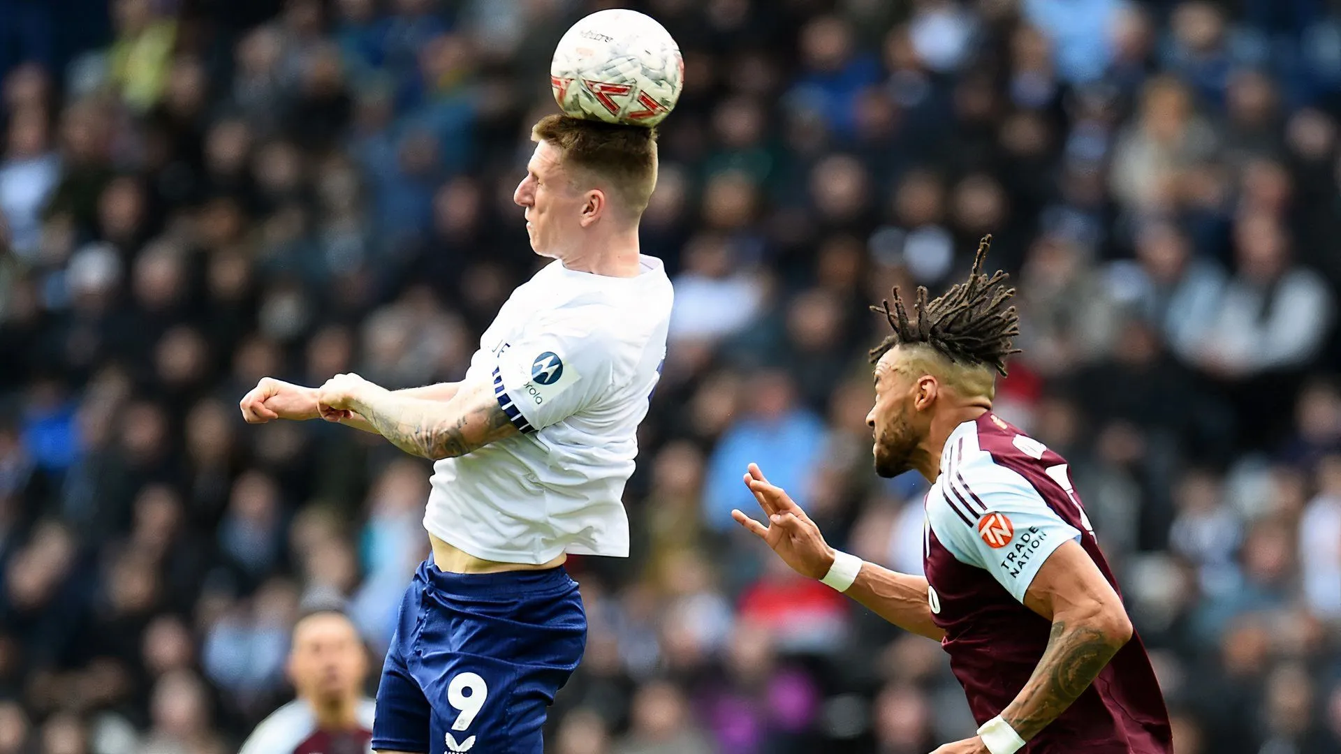 Emil Riis trong trận Preston North End vs Aston Villa