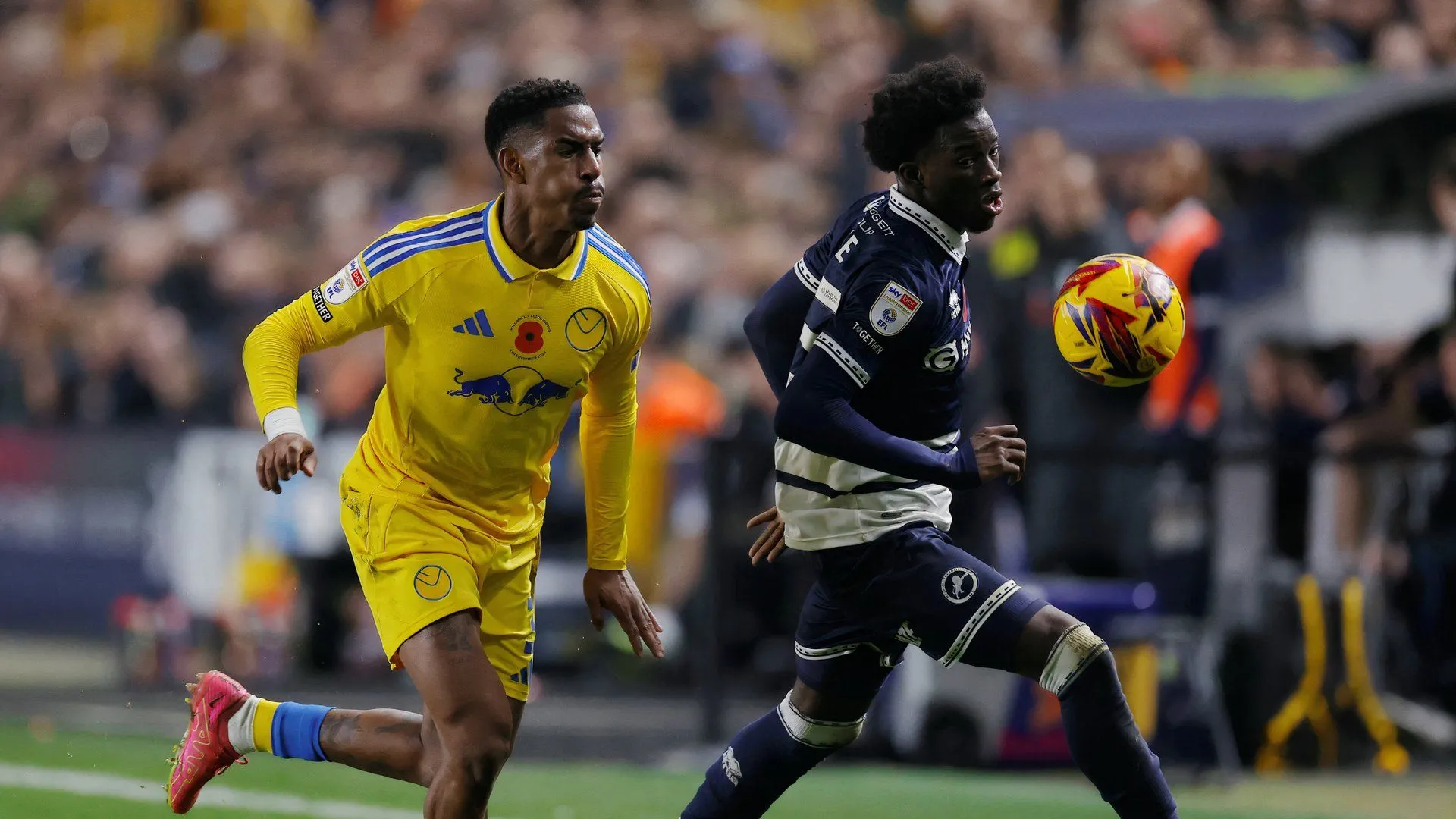 Hai cầu thủ trẻ, trong đó có Romain Esse (áo trắng) của Millwall
