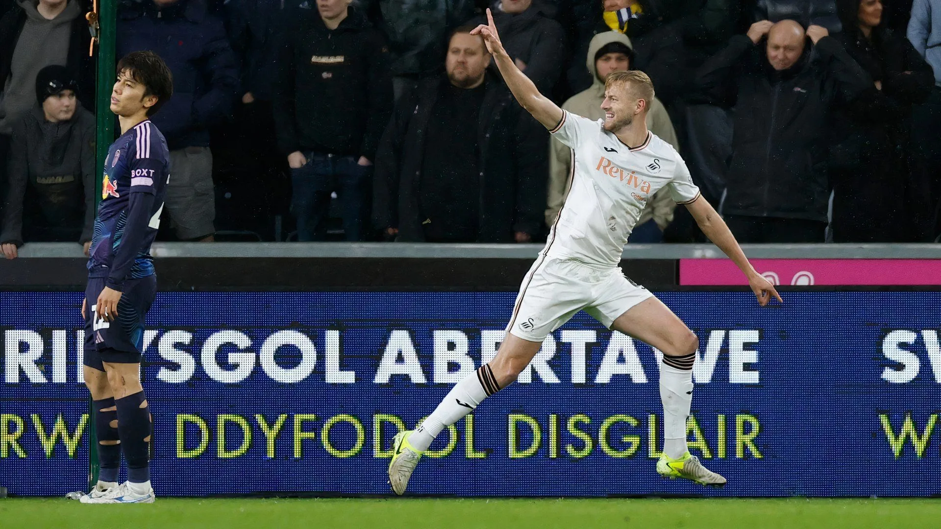 Harry Darling đang cân nhắc tương lai khi hợp đồng với Swansea City sắp hết hạn.