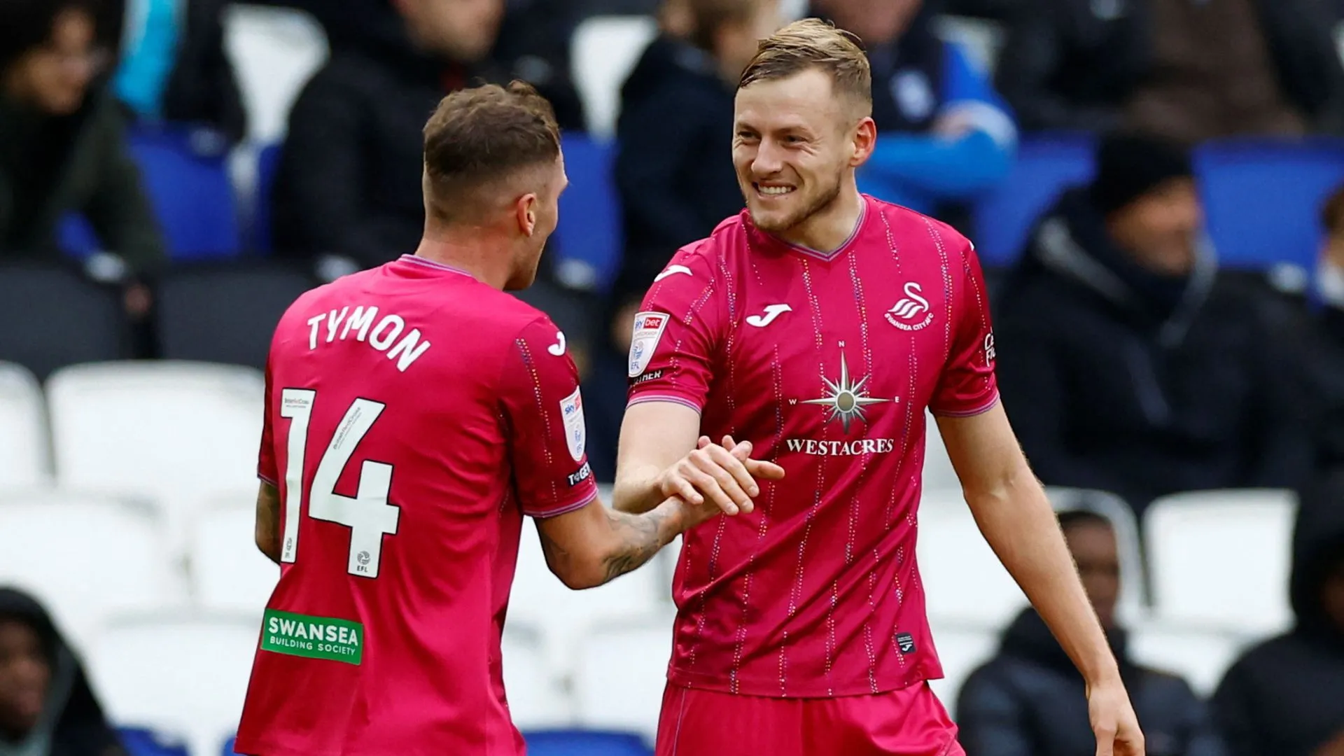 Harry Darling (phải) cùng đồng đội Josh Tymon (trái) trong một trận đấu của Swansea City.