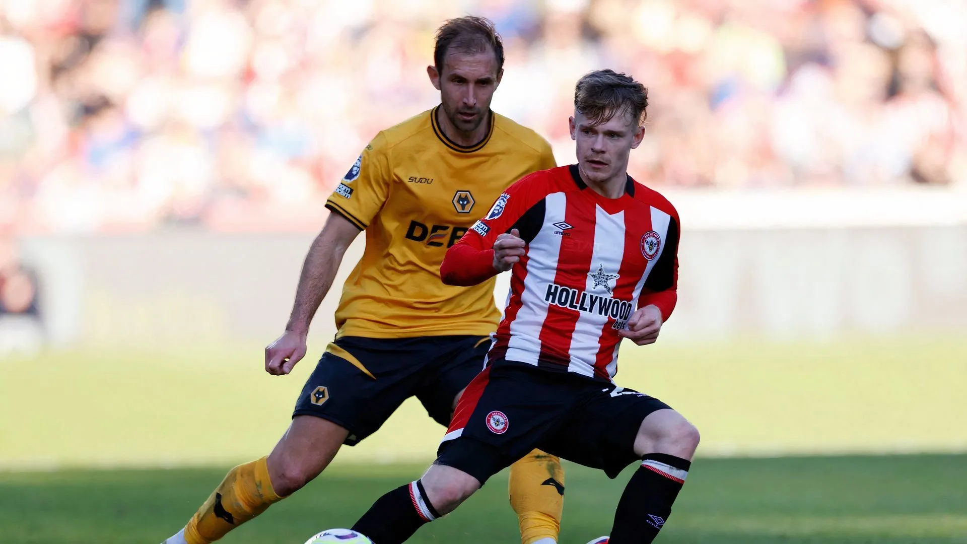 Hậu vệ Craig Dawson thi đấu trong màu áo Wolves đối đầu Brentford tại Premier League