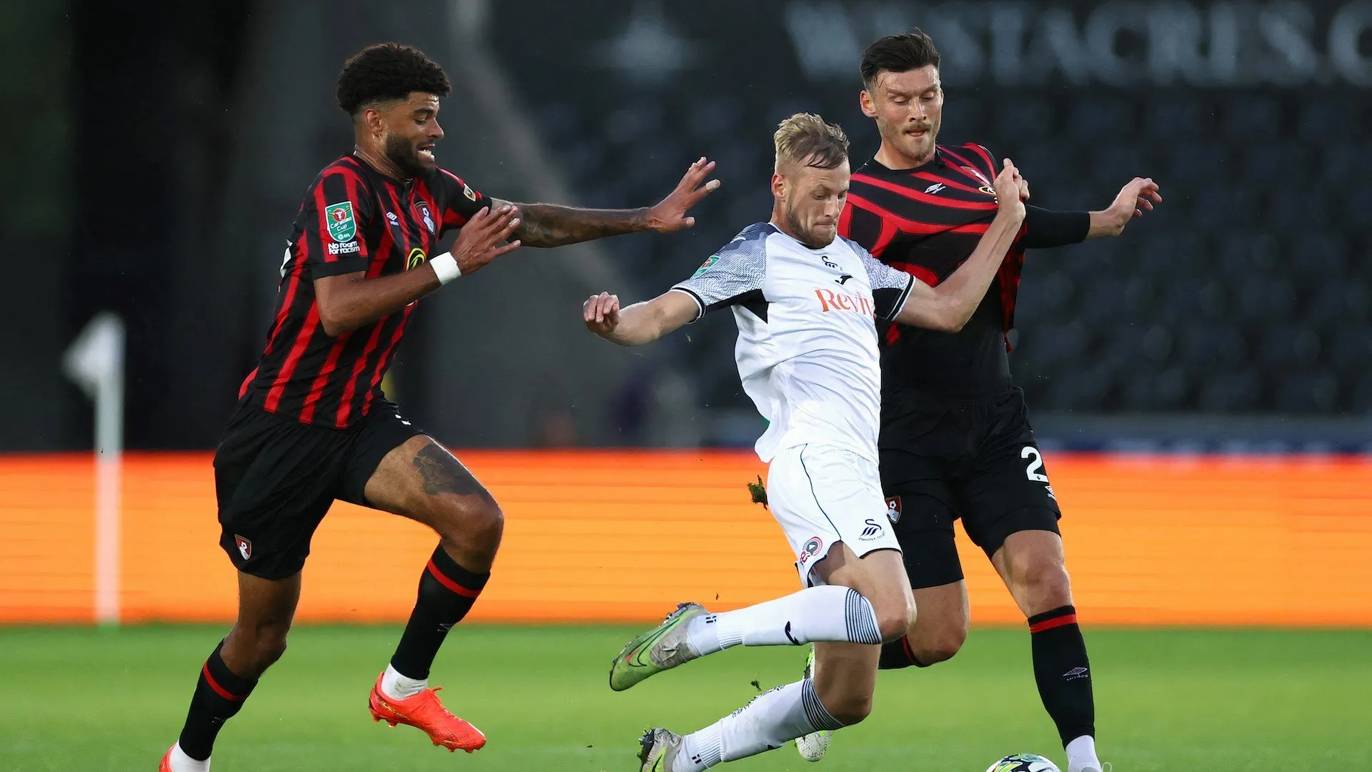 Hậu vệ Harry Darling trong màu áo Swansea City đang được nhiều câu lạc bộ săn đón.