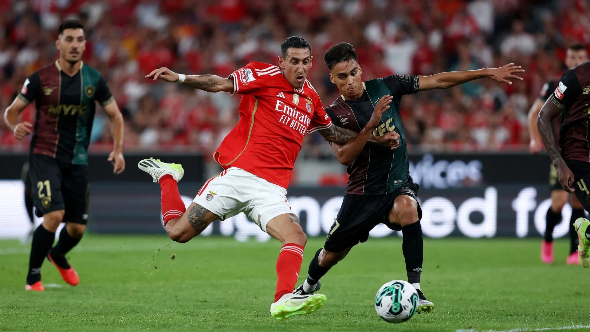 Hevertton Santos trong màu áo QPR thi đấu