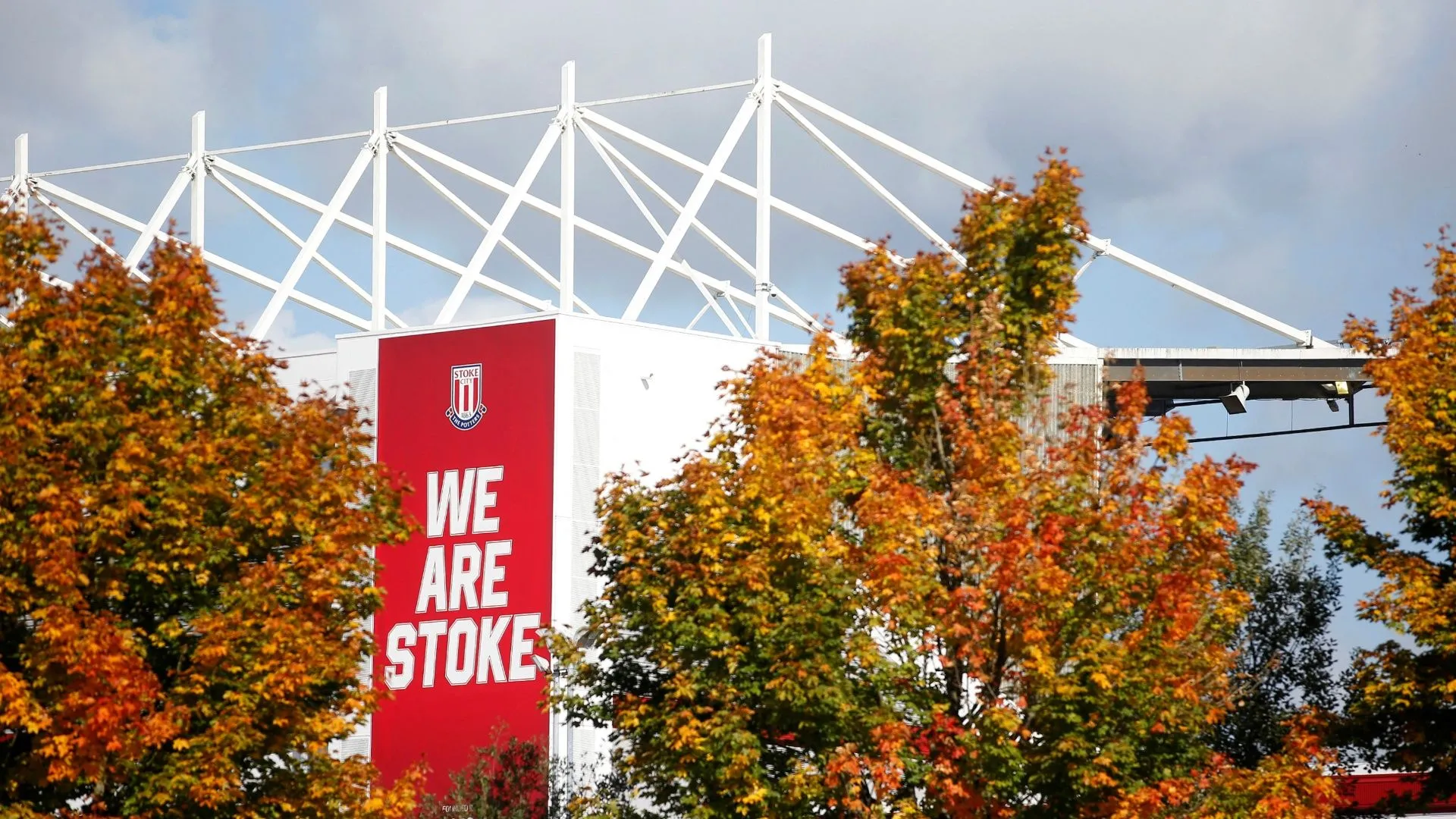 Hình ảnh cổ động viên Stoke City tại một trận đấu, thể hiện tinh thần ủng hộ câu lạc bộ