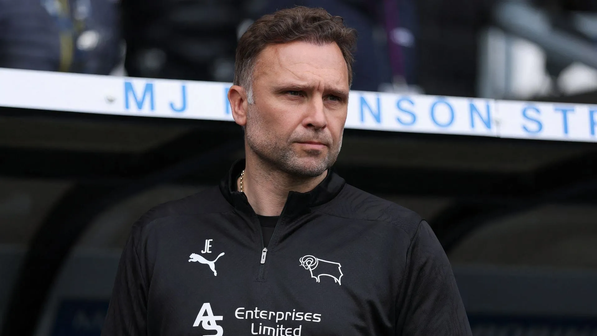 HLV John Eustace của Derby County chỉ đạo trên sân
