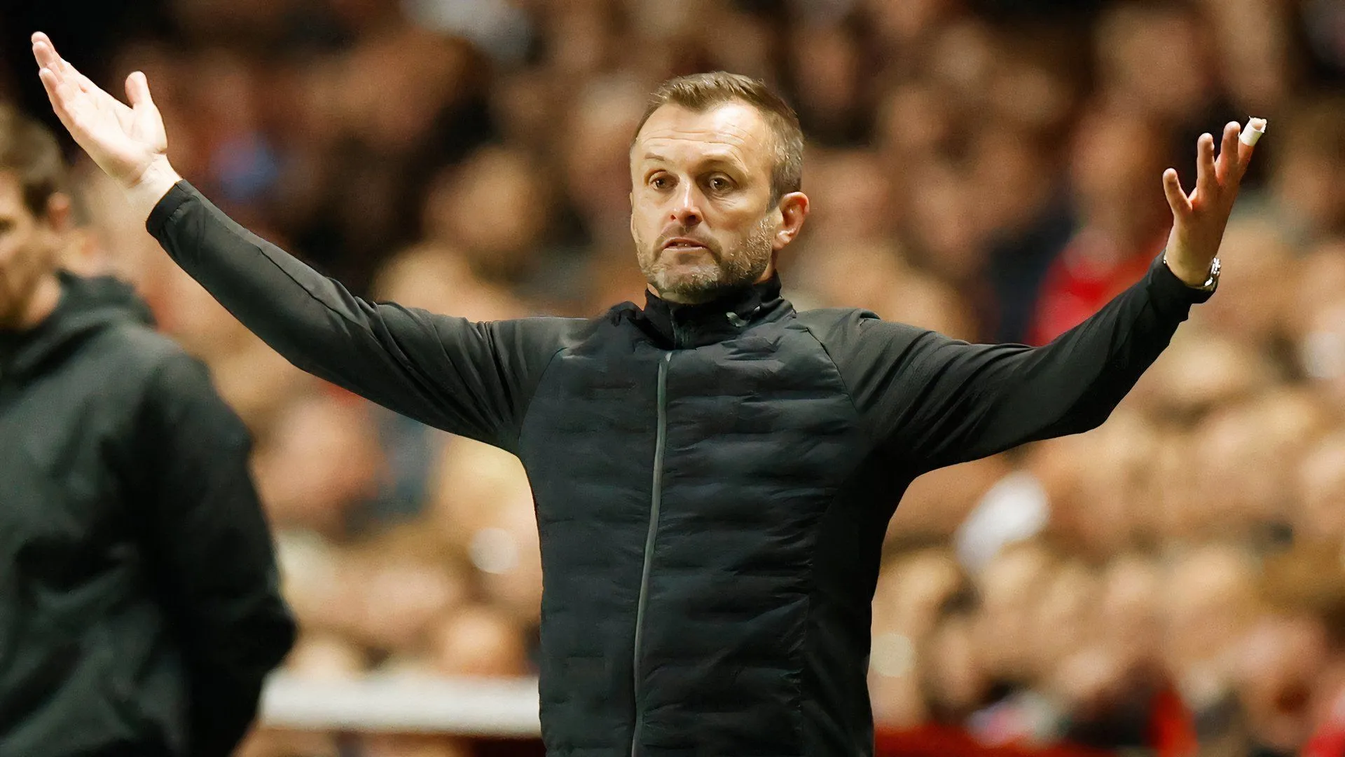 HLV Nathan Jones đang chỉ đạo các cầu thủ Charlton Athletic