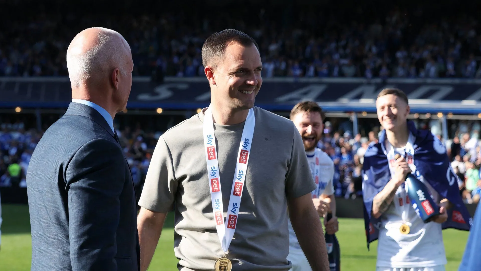 Huấn luyện viên Chris Davies và chủ sở hữu Tom Wagner của Birmingham City
