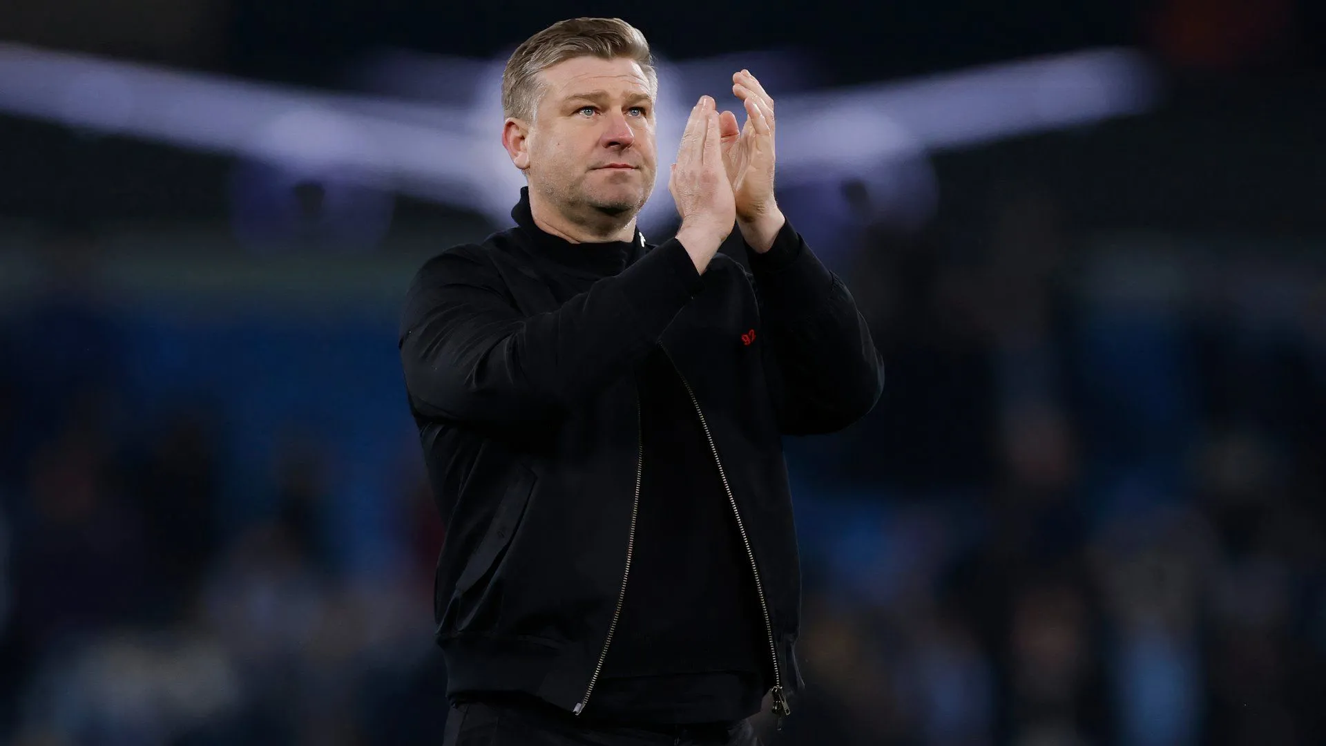 Huấn luyện viên Karl Robinson của Salford City phát biểu về tương lai Kelly Nmai