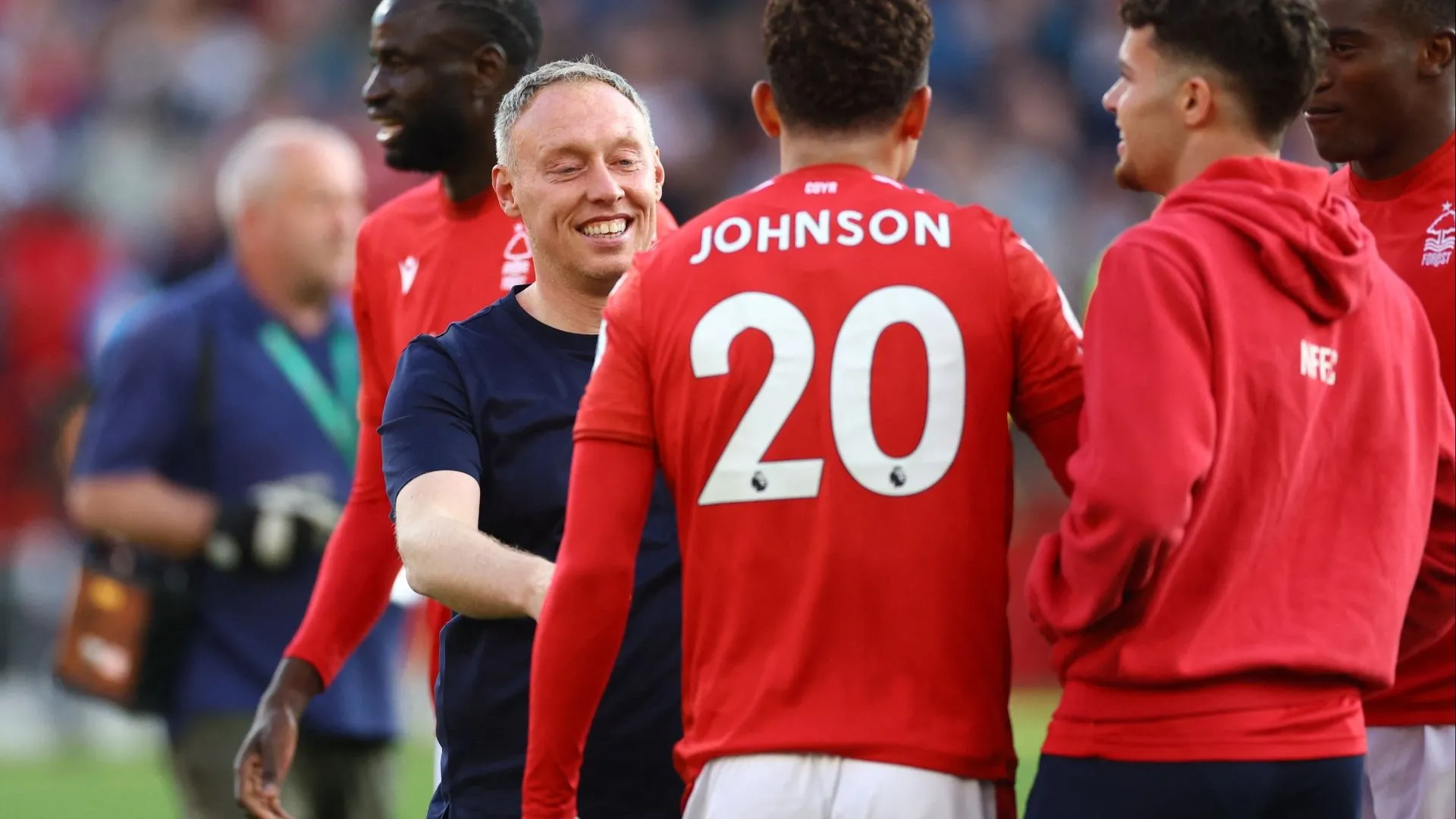 Huấn luyện viên Steve Cooper ăn mừng cùng cầu thủ Brennan Johnson sau khi Nottingham Forest thăng hạng Premier League