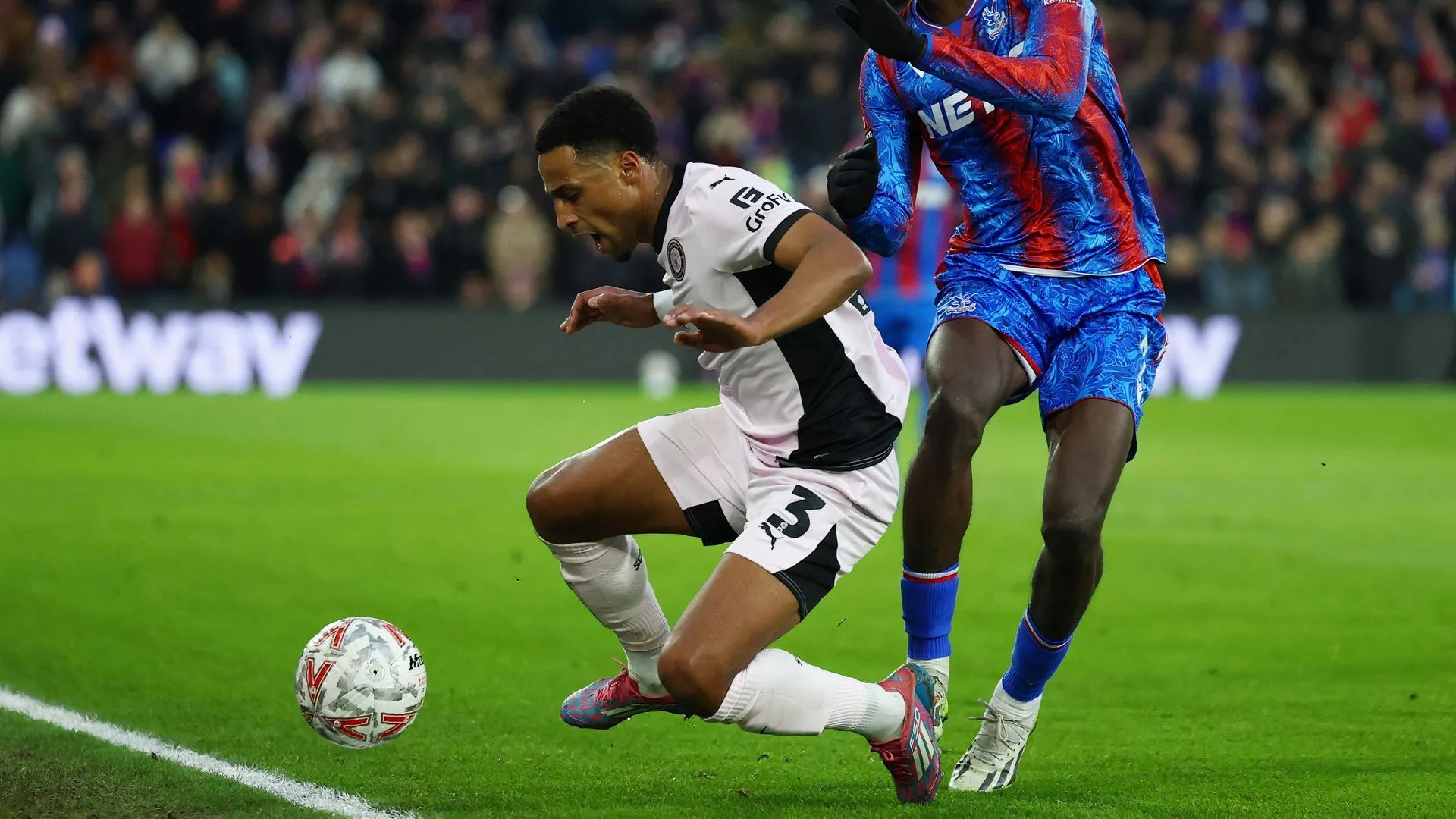 Ibou Touray, hậu vệ cánh trái sắp gia nhập Bradford City