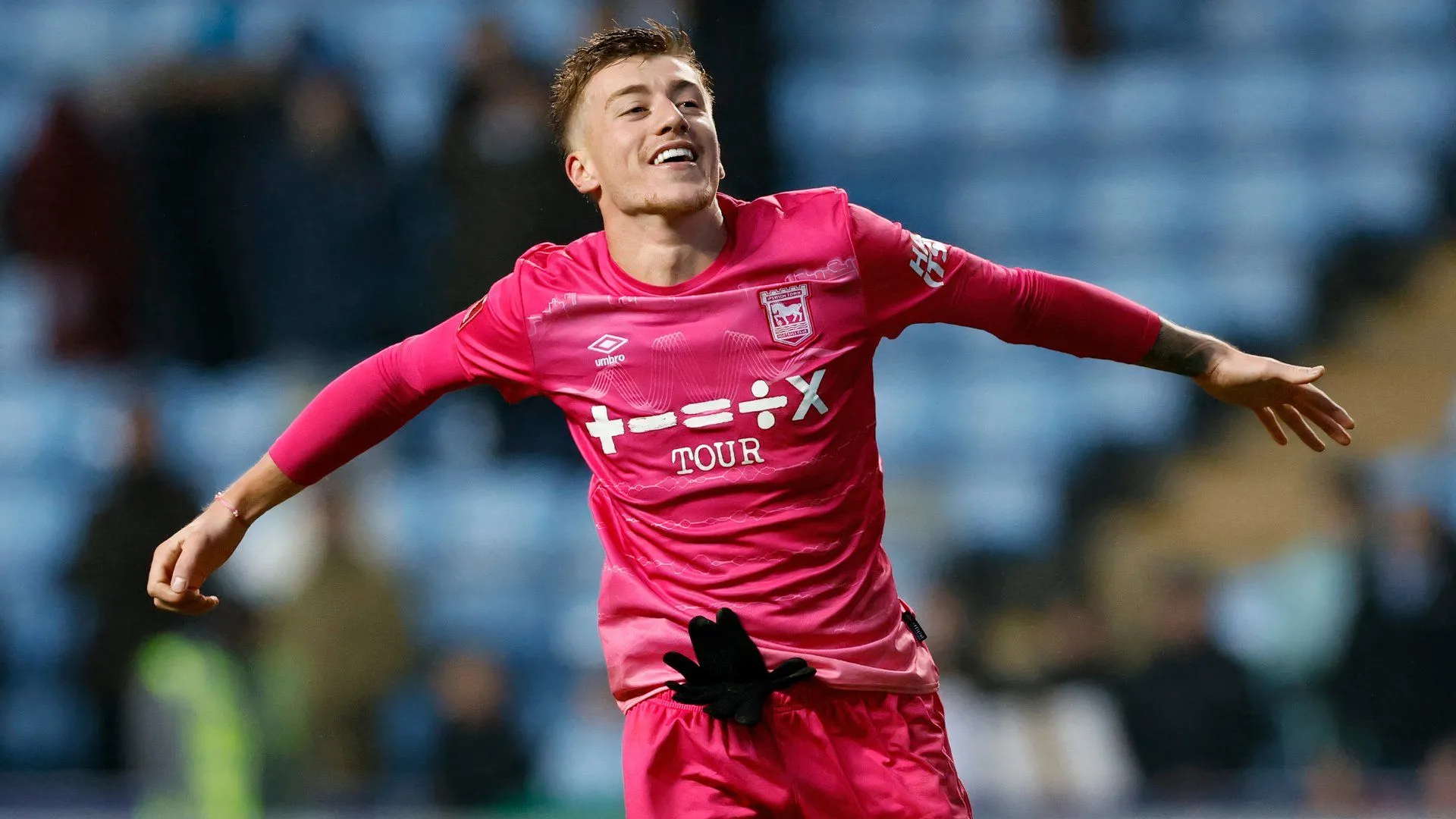 Jack Clarke thể hiện kỹ năng rê bóng trong màu áo Ipswich Town
