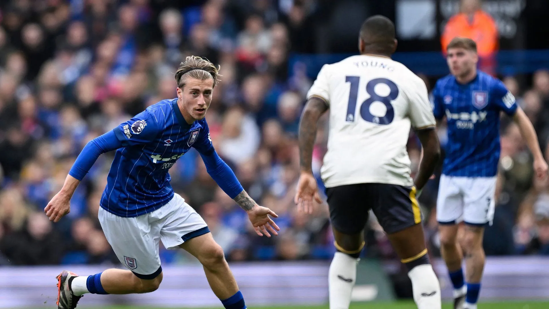 Jack Clarke trong màu áo Ipswich Town đối đầu Everton