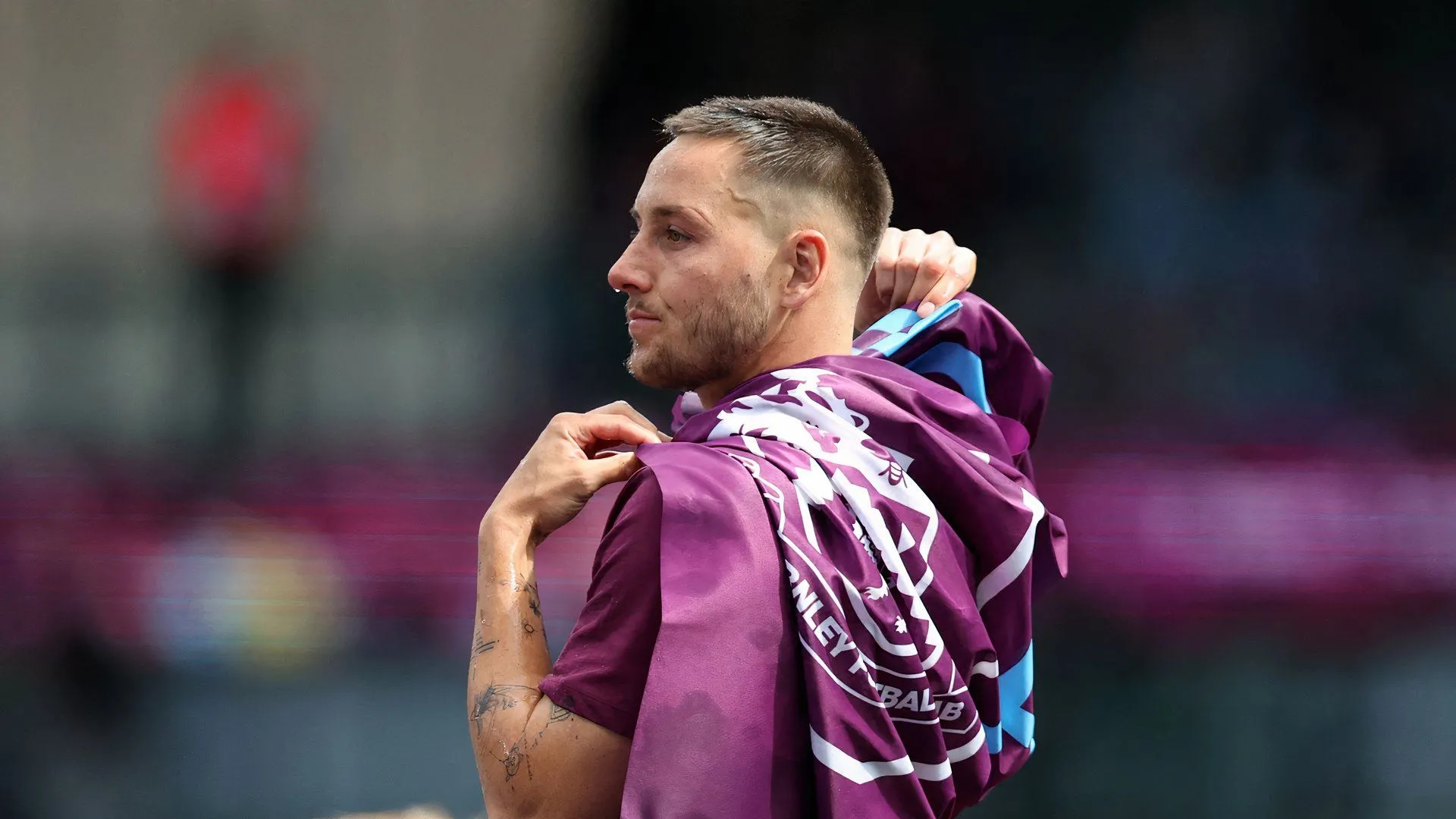 Josh Brownhill ăn mừng cùng Burnley sau khi thăng hạng Premier League
