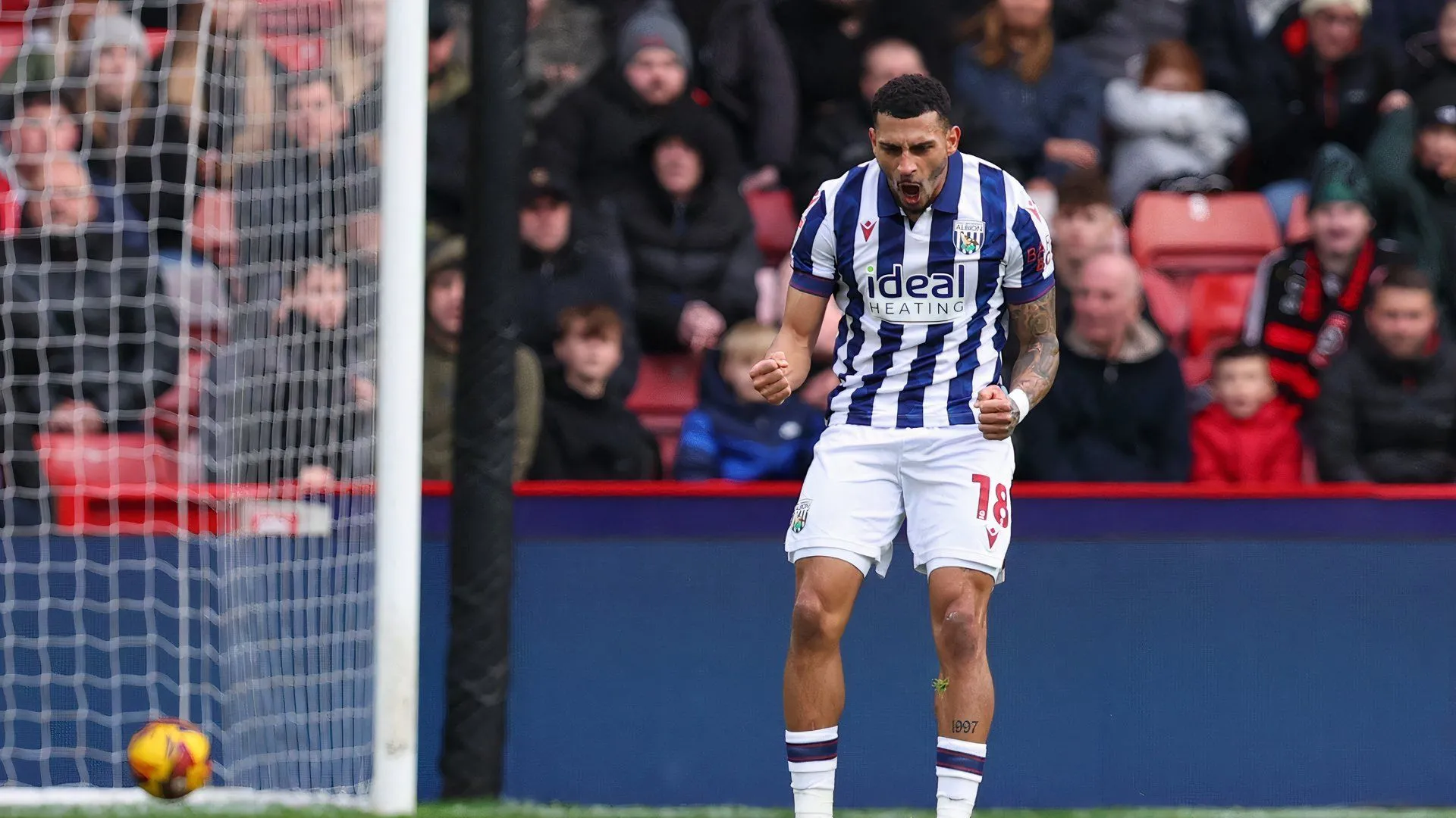 Karlan Grant ăn mừng bàn thắng cho West Brom