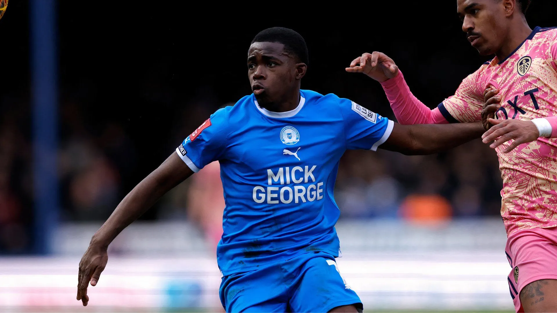 Kwame Poku thi đấu cho Peterborough United, một trường hợp cầu thủ có nguy cơ rời đi với mức phí bồi thường thấp.