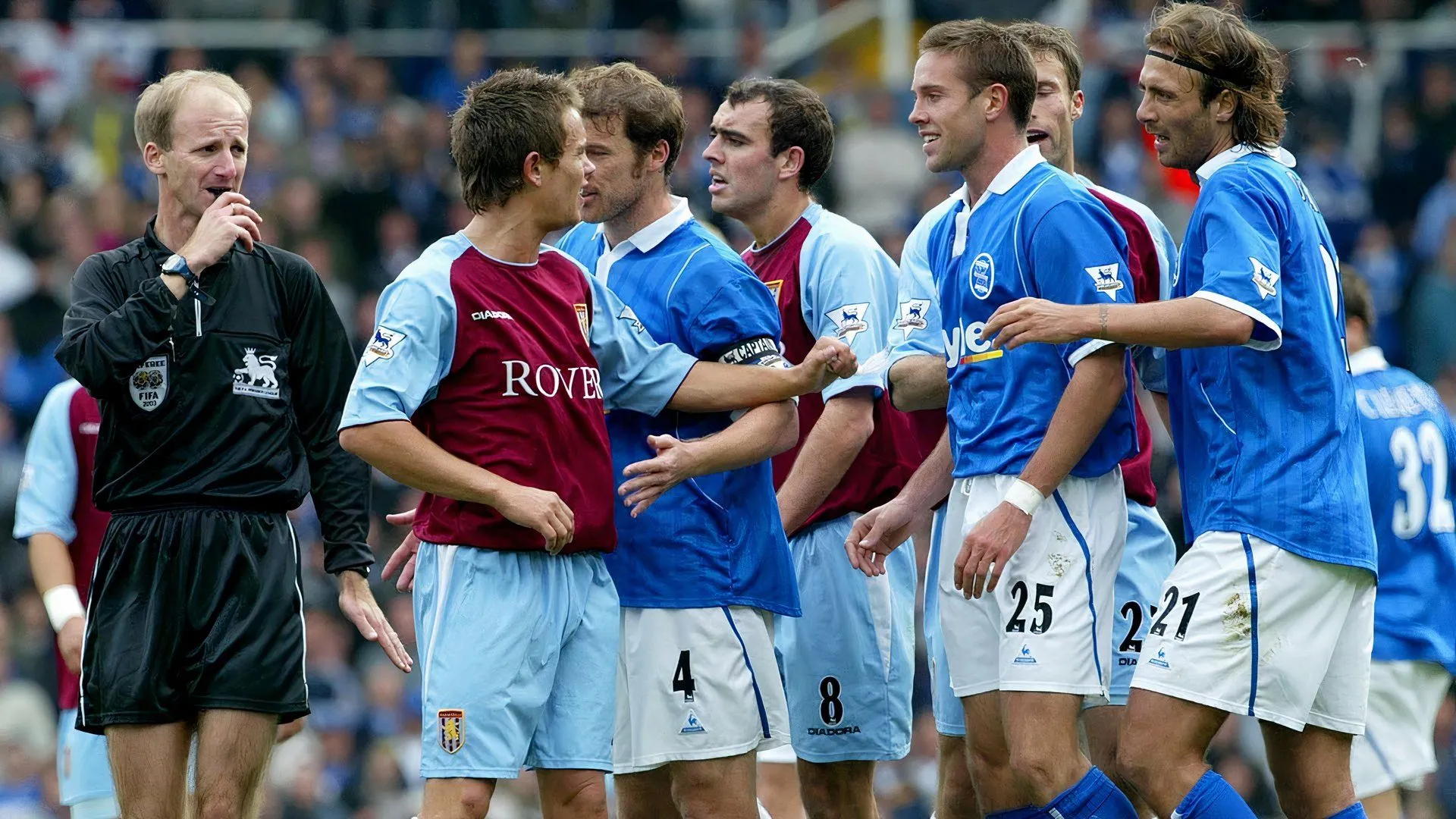 Lee Hendrie trong trận derby giữa Aston Villa và Birmingham City