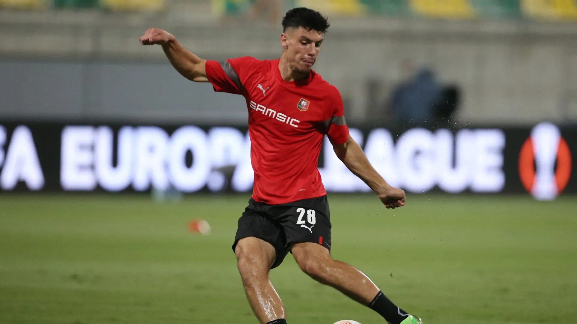 Matthis Abline thi đấu trong một trận đấu tại Ligue 1