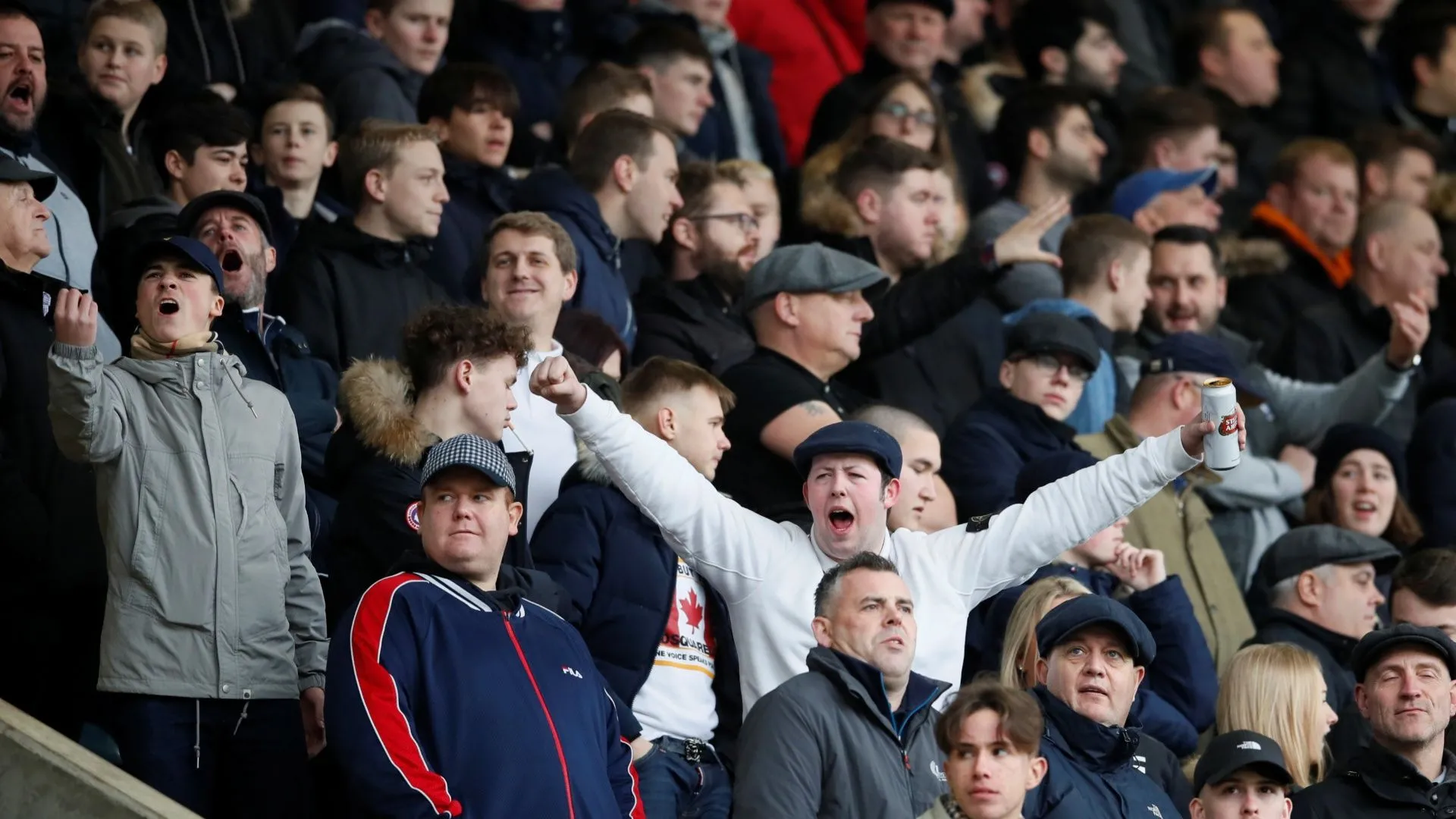 Người hâm mộ Millwall tạo nên bầu không khí cuồng nhiệt trên khán đài