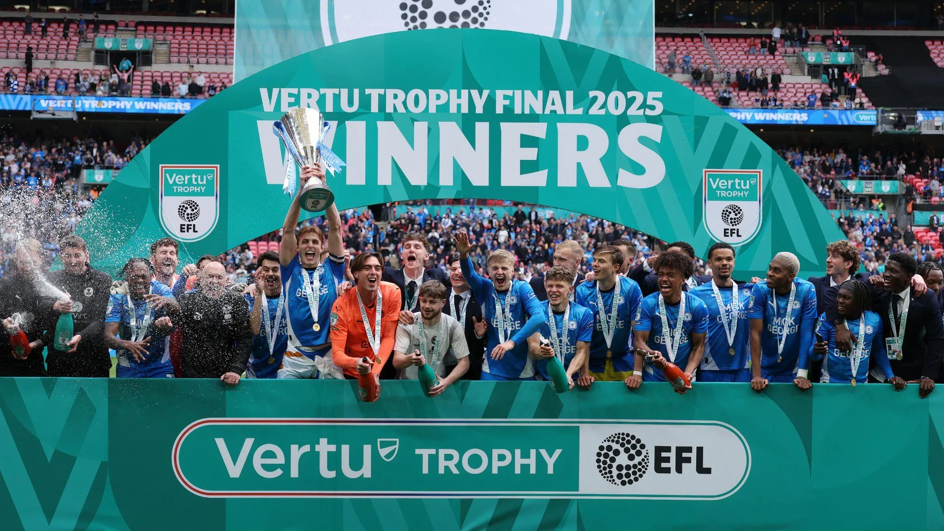 Peterborough United ăn mừng danh hiệu EFL Trophy, câu lạc bộ đang nỗ lực củng cố đội hình mùa hè
