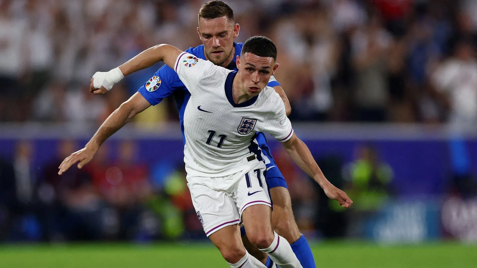 Pha tranh chấp giữa Timi Max Elsnik và Phil Foden tại giải trẻ, minh chứng cho khả năng đào tạo tài năng của Steve Cooper