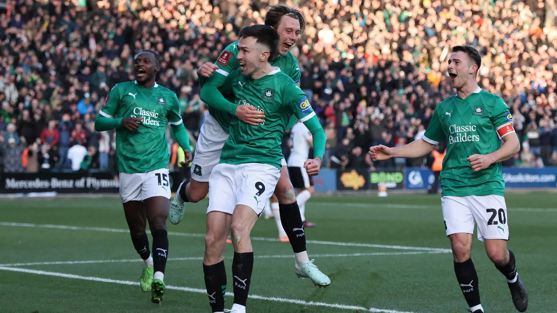 Ryan Hardie ghi bàn cho Plymouth Argyle