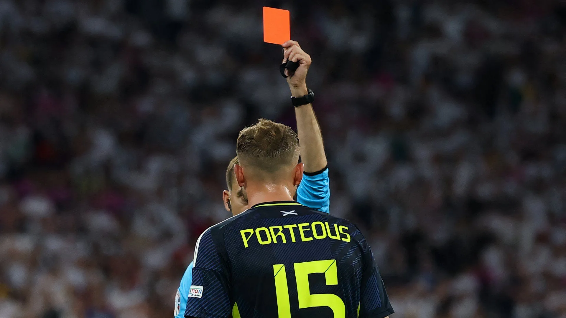 Ryan Porteous nhận thẻ đỏ trực tiếp trong trận mở màn Euro 2024 của đội tuyển Scotland gặp đội chủ nhà Đức
