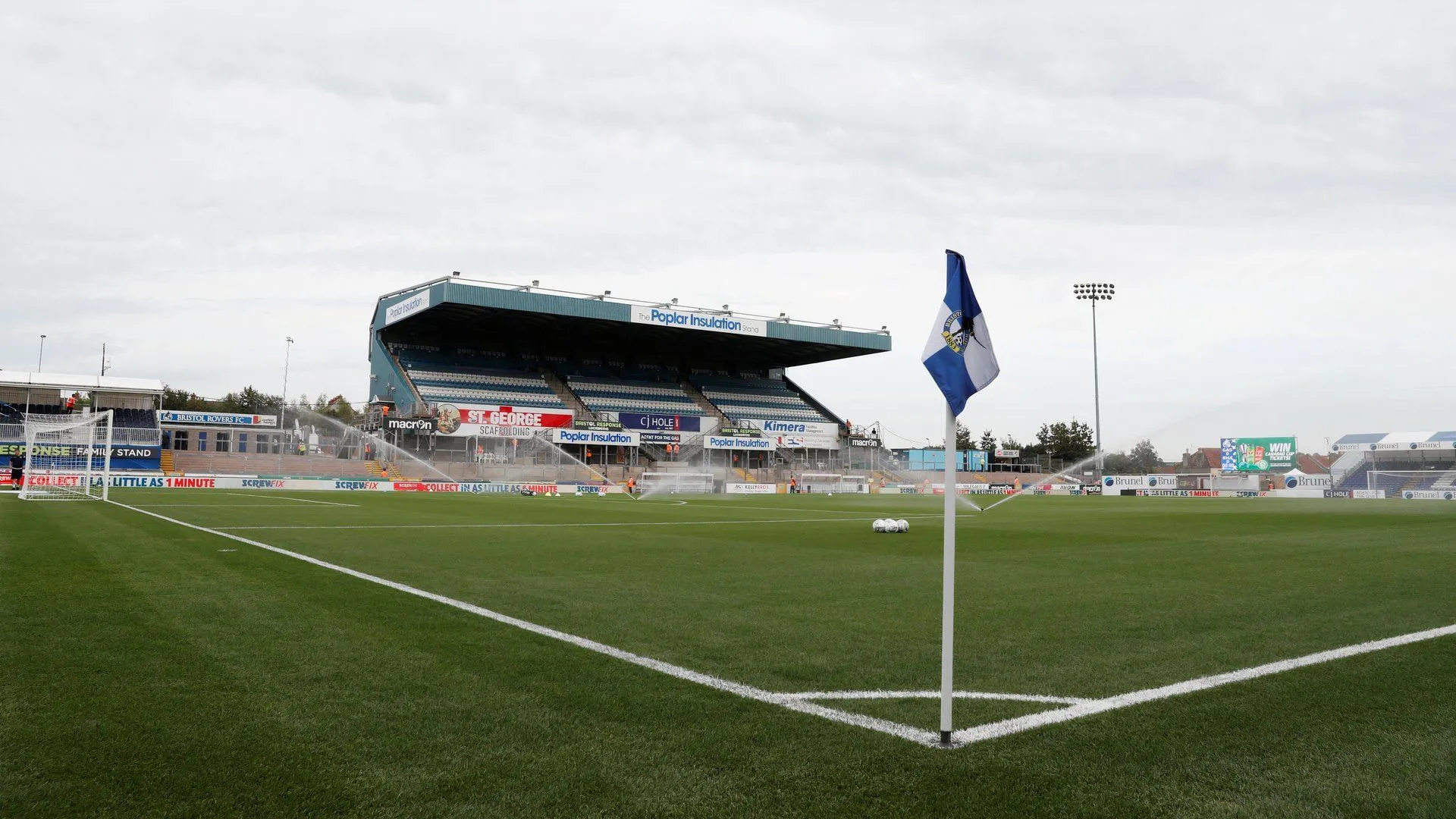 Sân vận động Memorial Ground của Bristol Rovers, nơi Kamil Conteh từng thi đấu ấn tượng