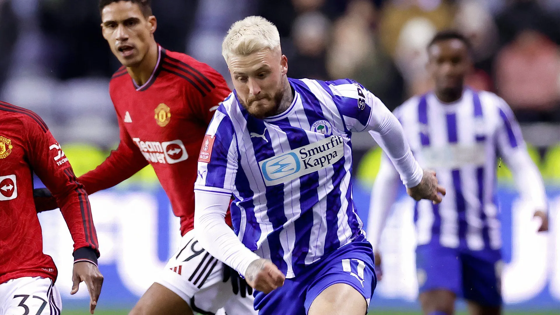 Stephen Humphrys trong màu áo Wigan Athletic, câu lạc bộ anh từng thi đấu trước khi gia nhập Barnsley