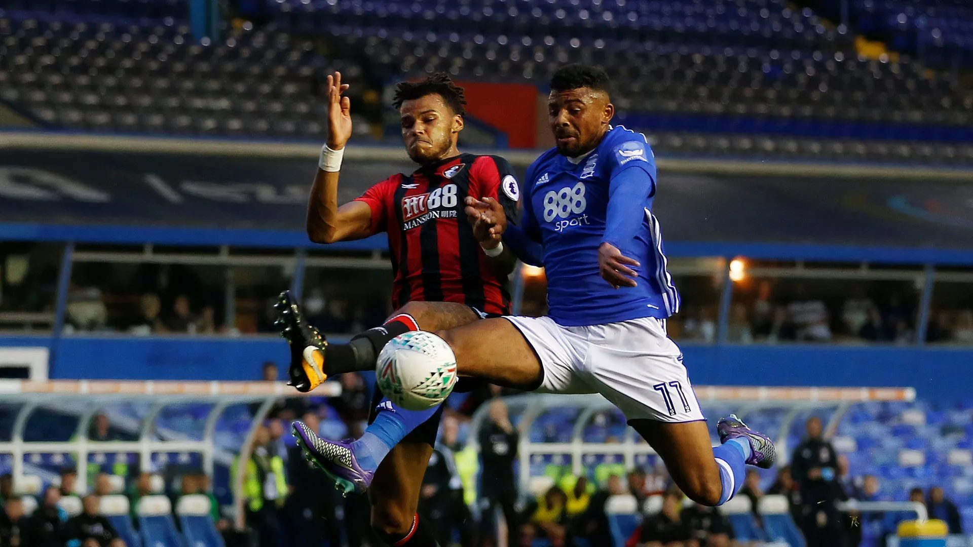 Tiền đạo Isaac Vassell trong màu áo Luton Town