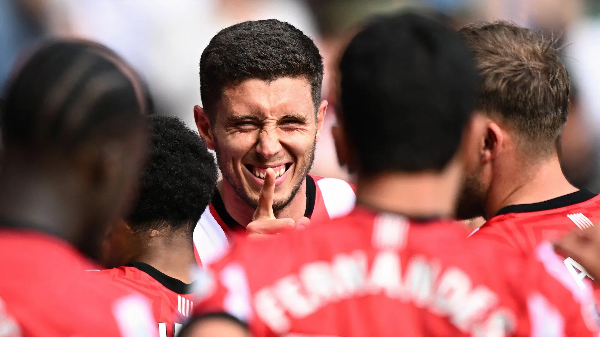 Tiền đạo Ross Stewart trong màu áo Southampton