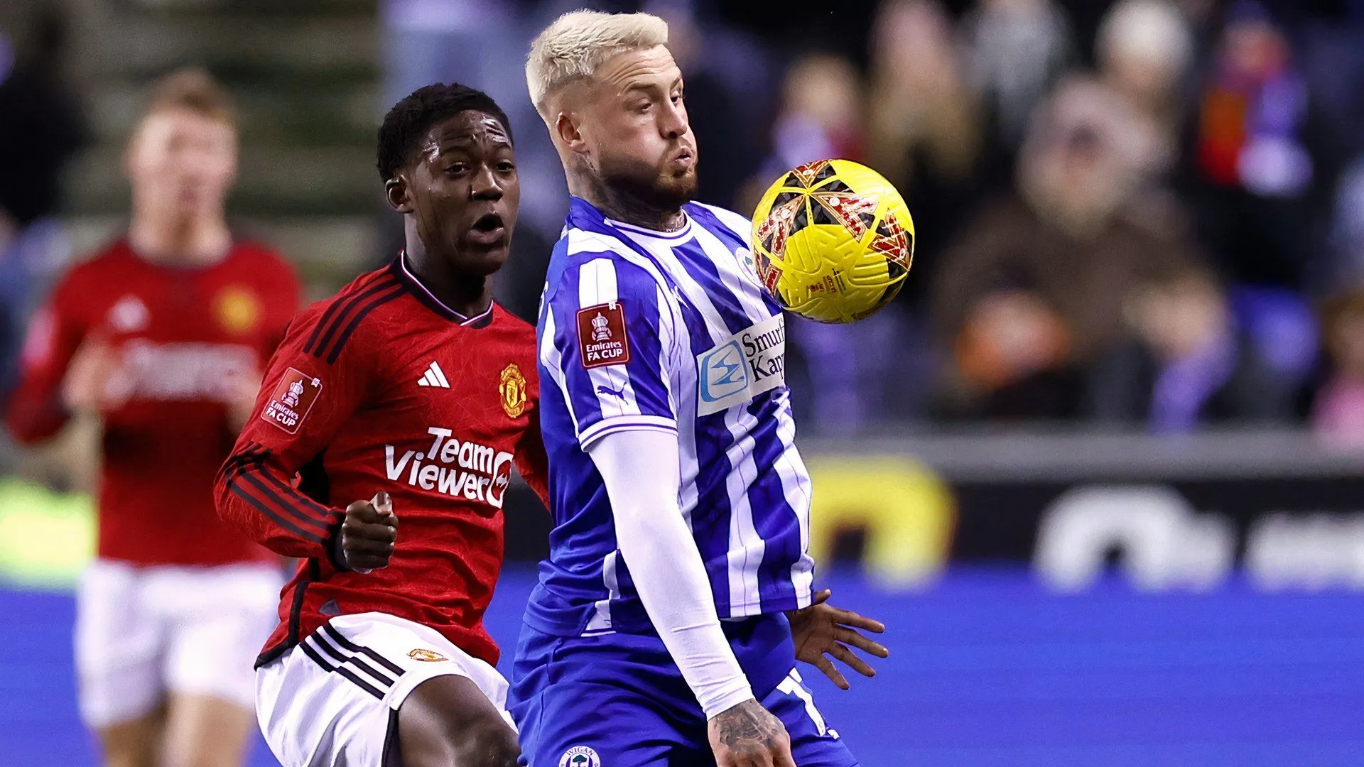 Tiền đạo Stephen Humphrys ăn mừng bàn thắng trong màu áo Barnsley ở mùa giải 2024/25