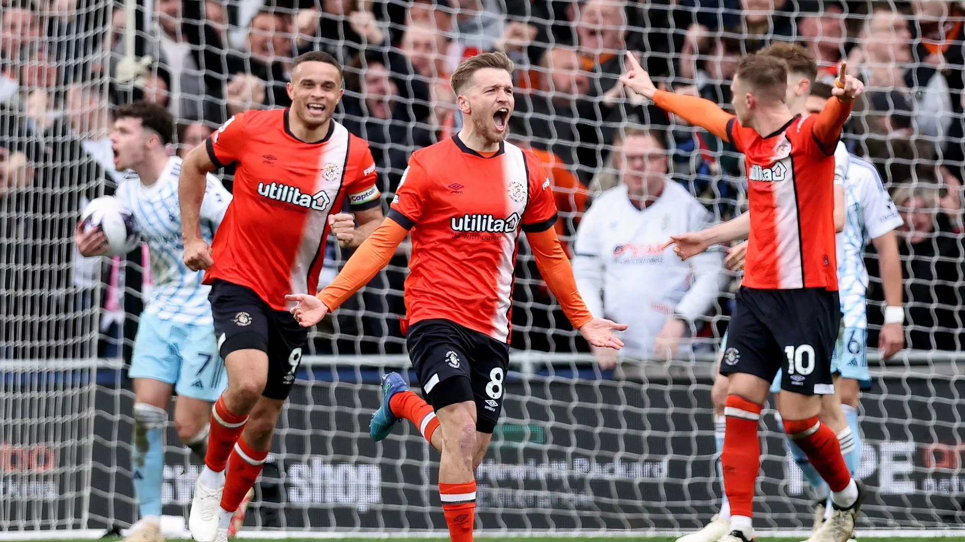 Tiền vệ Luke Berry khi mới gia nhập Luton Town