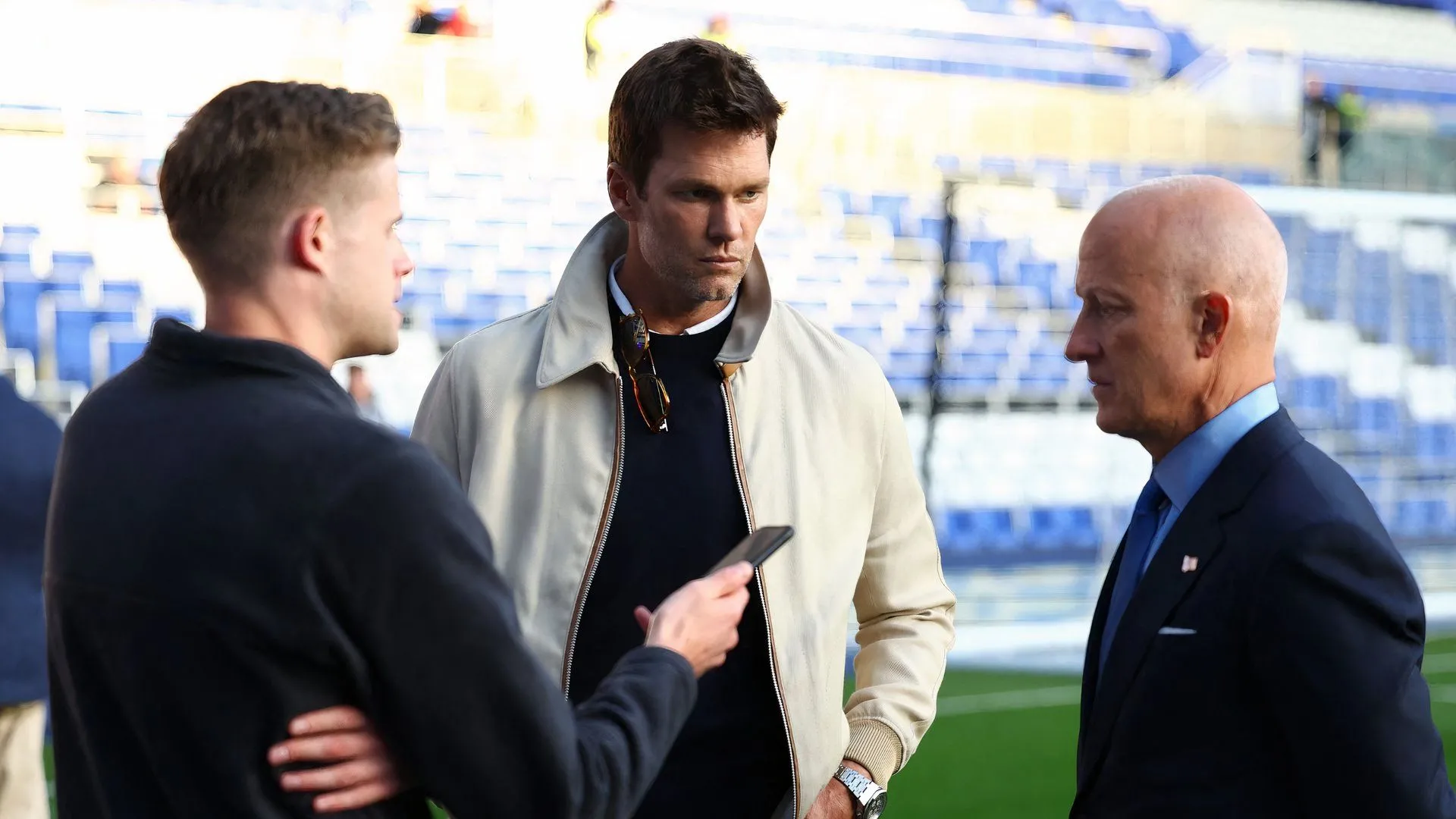 Tom Brady (phải) cùng Tom Wagner, đồng sở hữu của Birmingham City, tại sân St Andrew's