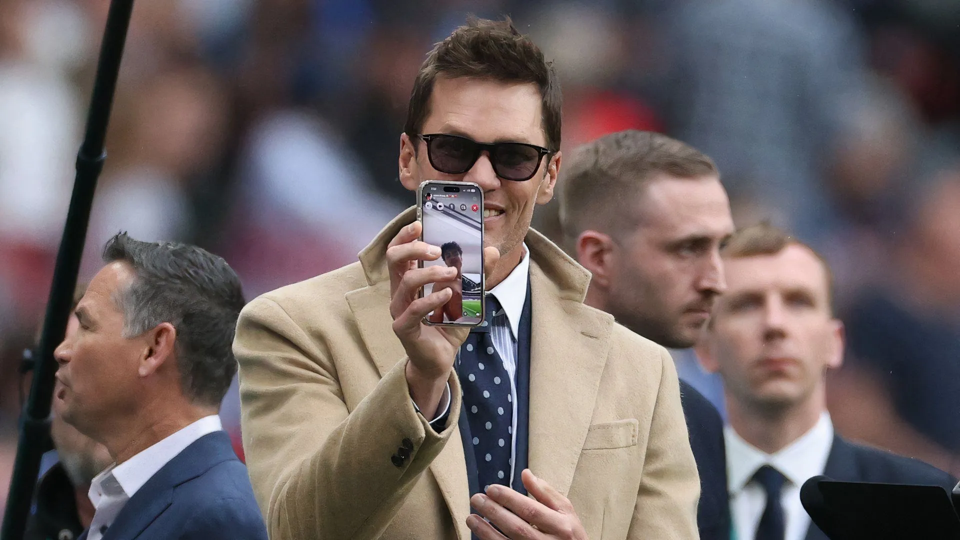 Tom Brady trên khán đài sân Wembley, biểu tượng của bóng đá Anh