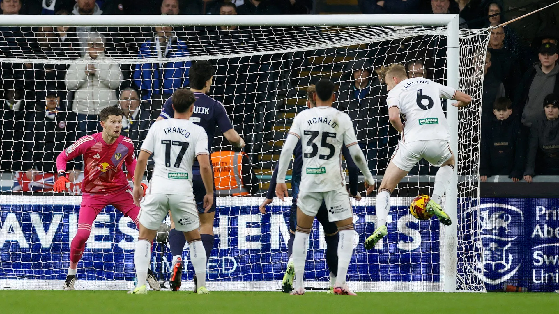Trung vệ Harry Darling thi đấu cho Swansea City