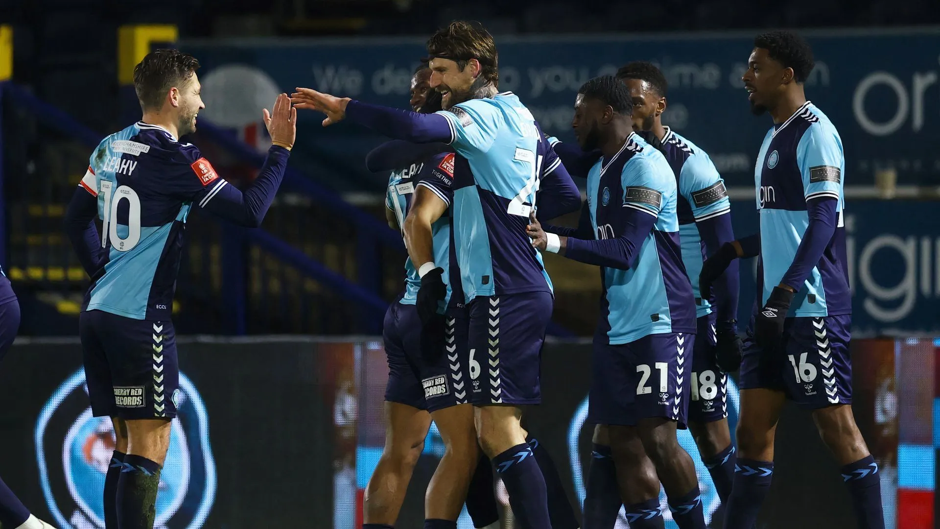 Trung vệ Sonny Bradley ăn mừng bàn thắng cho Wycombe Wanderers