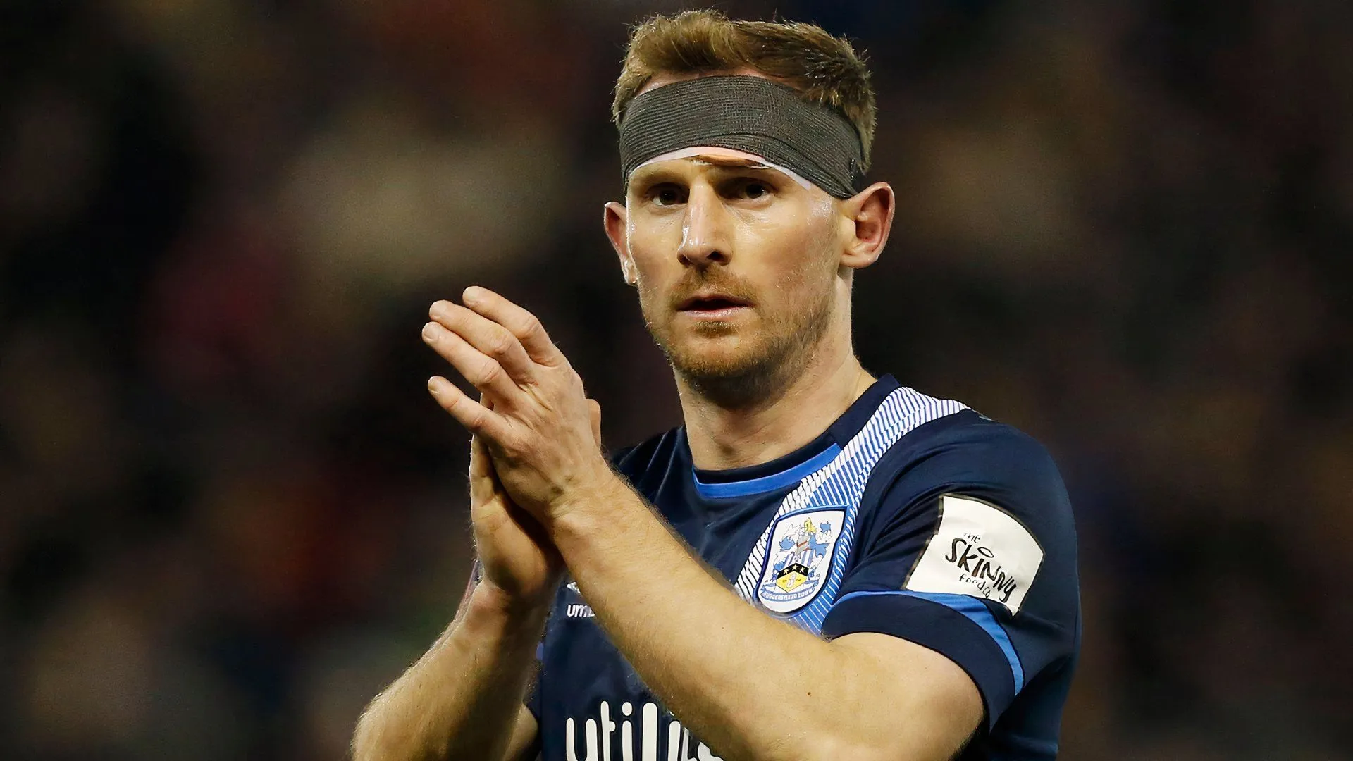 Trung vệ Tom Lees của Huddersfield Town