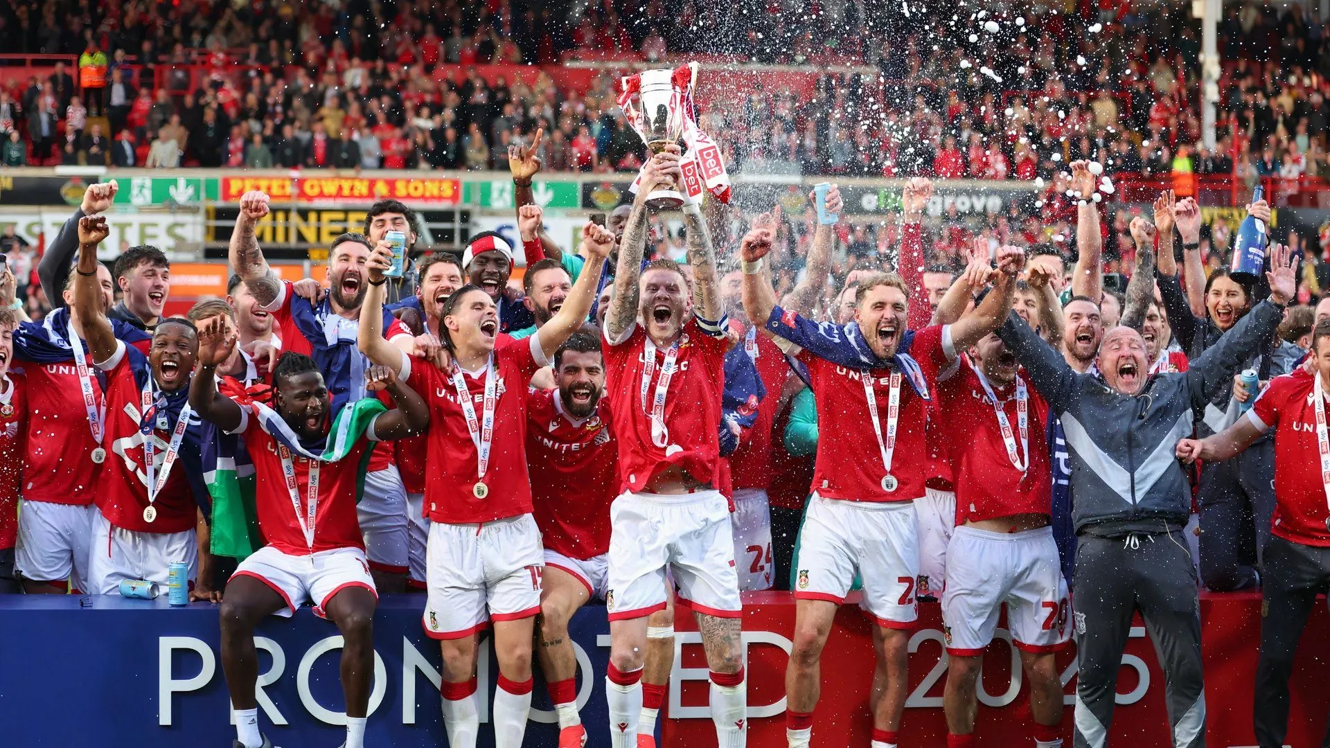 Wrexham ăn mừng chiến thắng và thăng hạng lên Championship