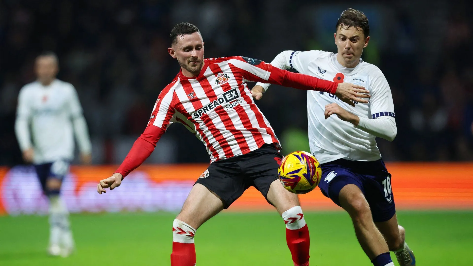 alan browne và mads frokjaer trên sân cỏ