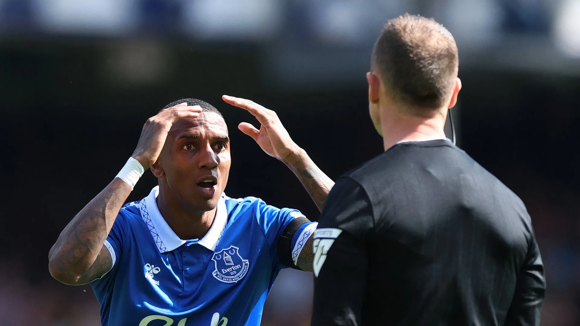 Ashley Young trong màu áo Everton chuẩn bị chuyển đến Ipswich Town