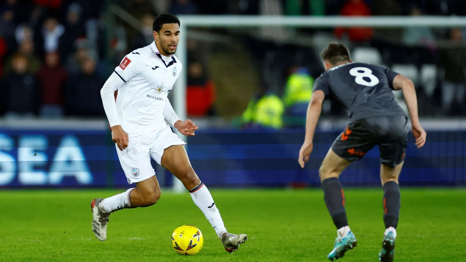 Ben Cabango - trụ cột hàng thủ Swansea City gặp chấn thương trong giai đoạn tiền mùa giải 2025/26